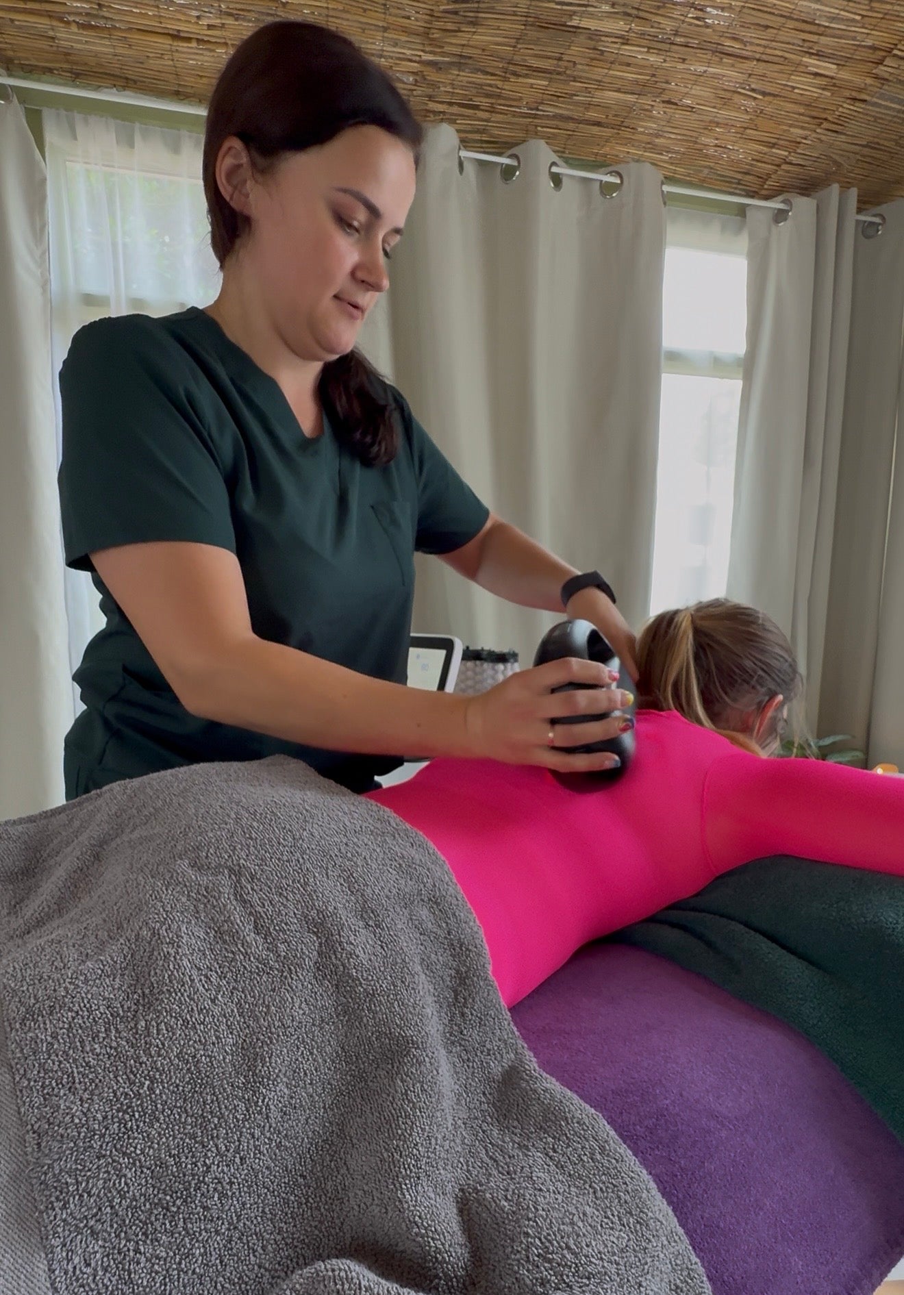 Body sculpting, is non-invasive body treatment that improves circulation, lymphatic drainage, and muscle tone while reducing cellulite. Book today!
