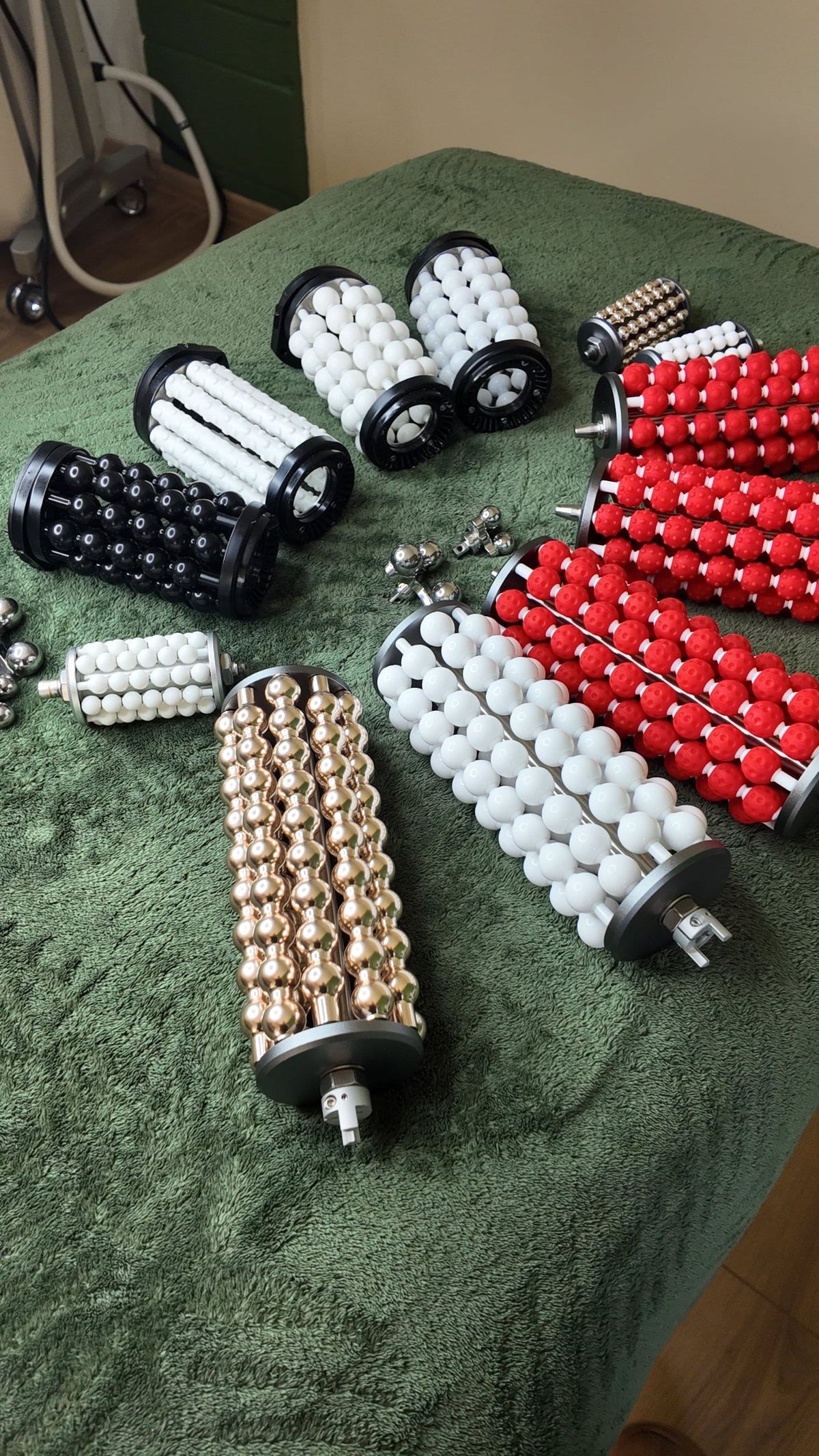 Mechanical roller body treatment using a specialised applicator